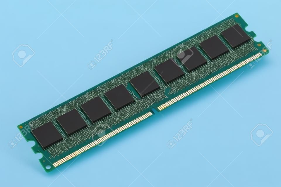 RAM komputera, pamięć systemowa, pamięć główna, pamięć o dostępie swobodnym, pamięć wewnętrzna, na pokładzie, szczegóły komputera, zbliżenie, wysoka rozdzielczość, izolowana na białym tle