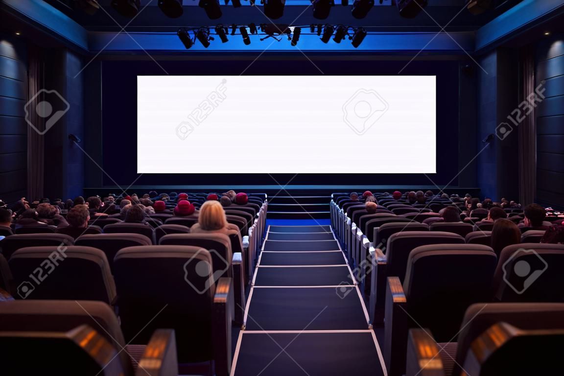 空的影院屏幕，觀眾準備好加入您的圖片屏幕有清晰的邊界