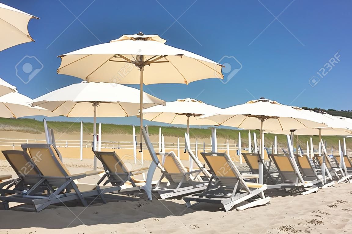 Parasols et chaises sur la belle plage de Marina di Vecchiano près de Pise, en Toscane, Italie