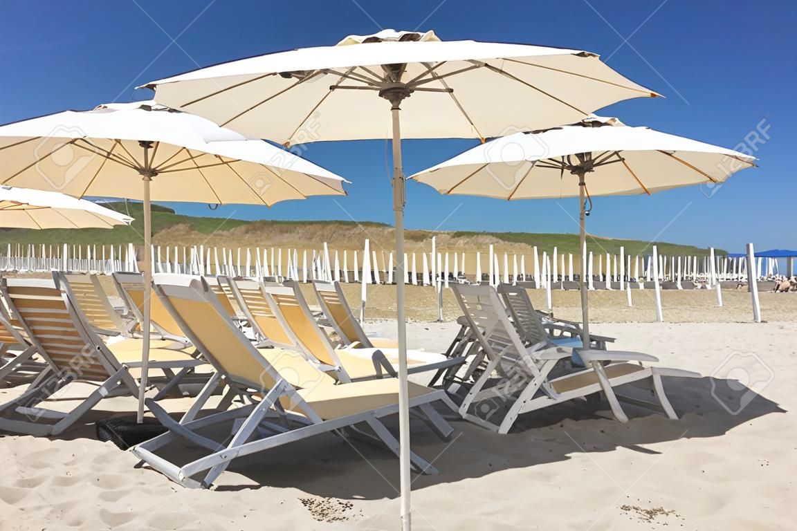 Parasols et chaises sur la belle plage de Marina di Vecchiano près de Pise, en Toscane, Italie