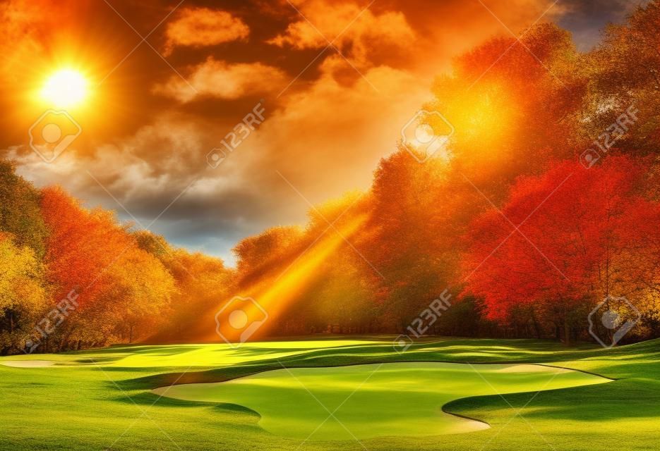 Осень Листва на поле для гольфа - солнце светит на положить зеленый и озеро на поле для гольфа осенью.