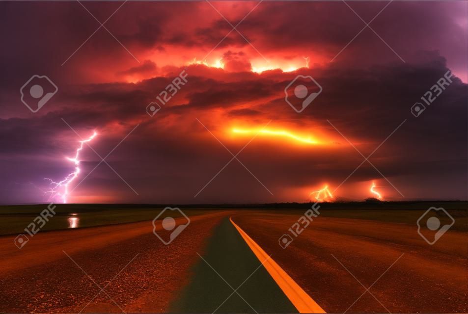 道。夕日と雷
