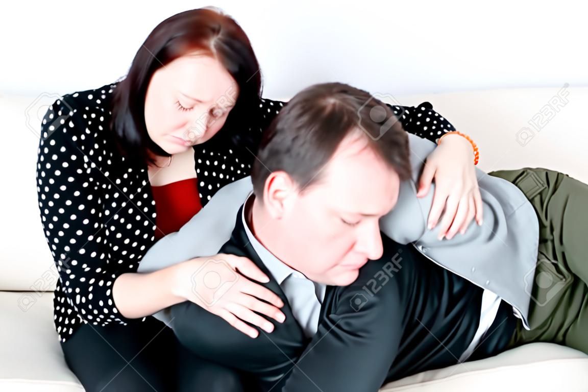 Kobieta pocieszające mężczyznę płaczącego na kanapie