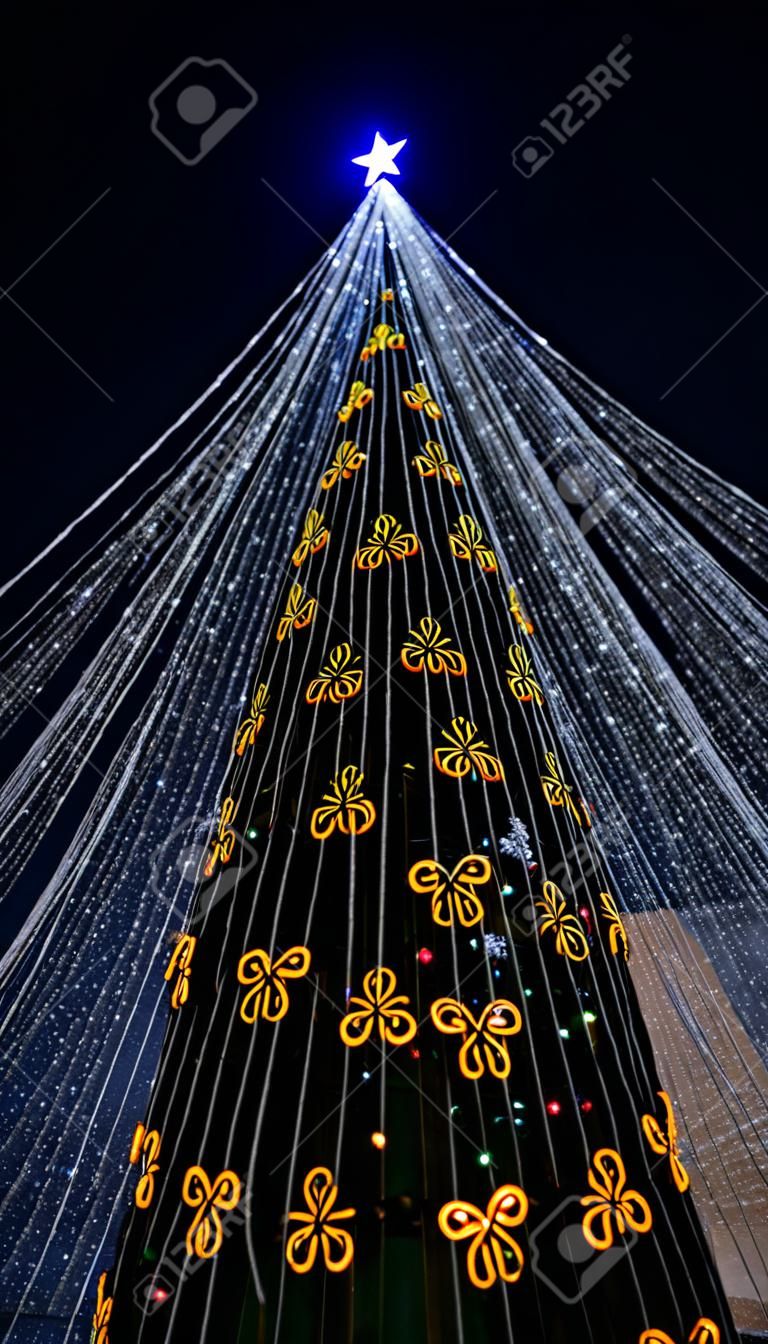 Albero di Natale su una foto verticale del fondo nero