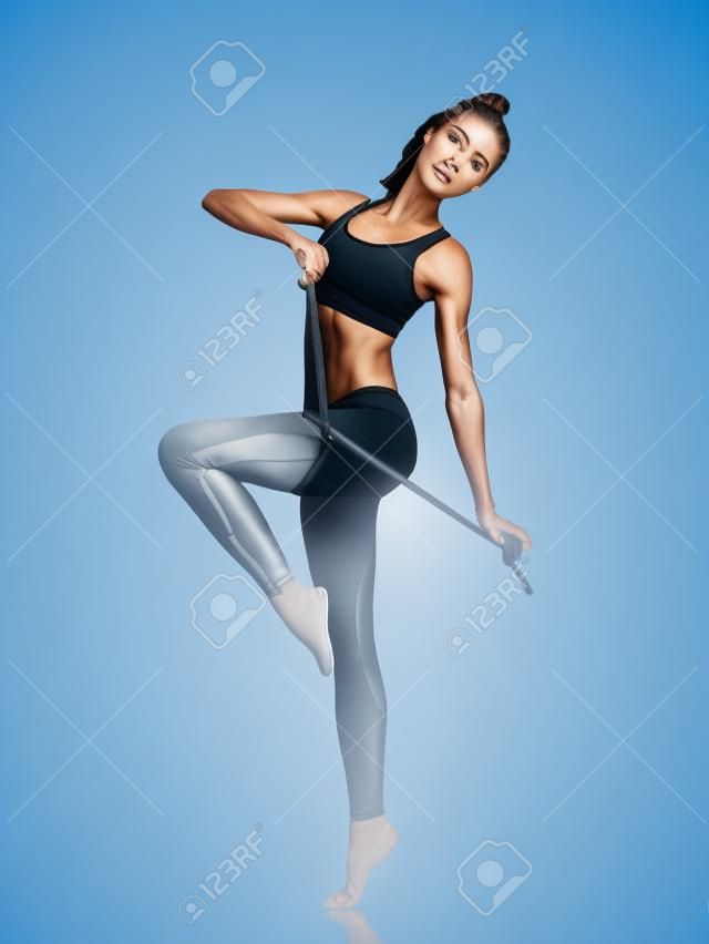 Mulher de fitness em roupas esportivas pretas isoladas no branco