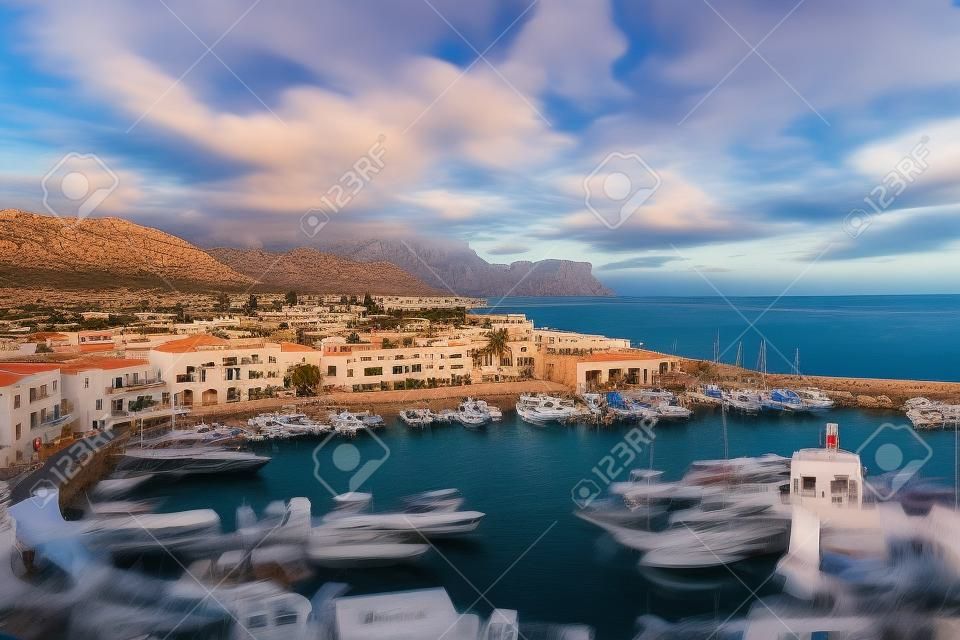 Piękny widok na zatokę Kyrenia w Kyrenii (Girne), Cypr Północny