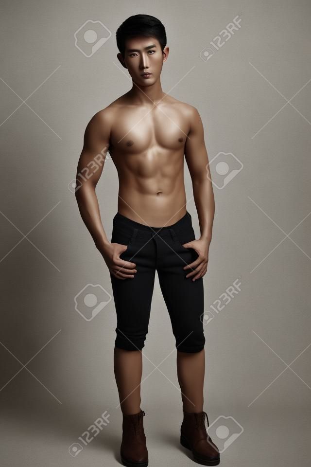 Ritratto di asiatica modello maschio senza camicia