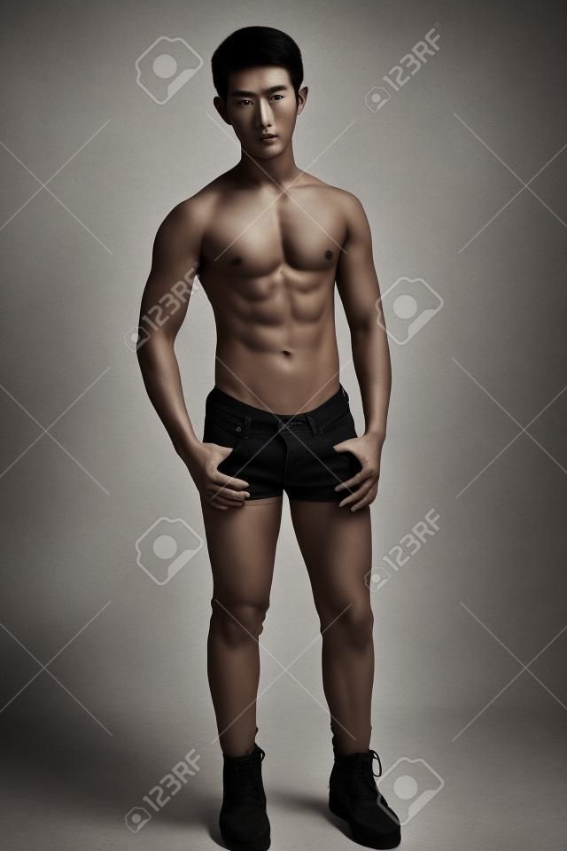 Ritratto di asiatica modello maschio senza camicia