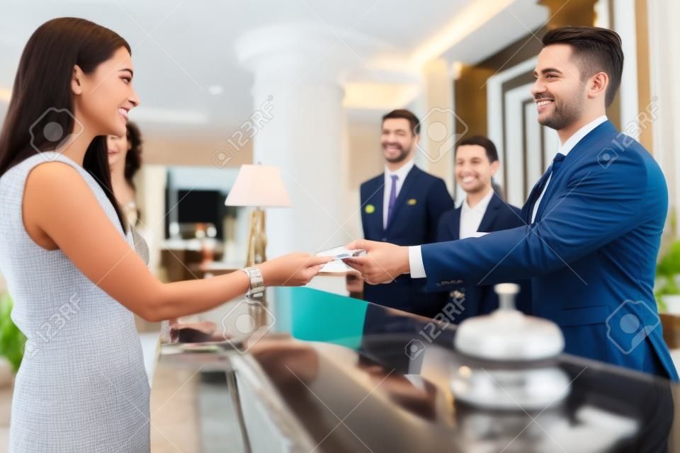 Foto van gasten die een sleutelkaart krijgen in het hotel.
