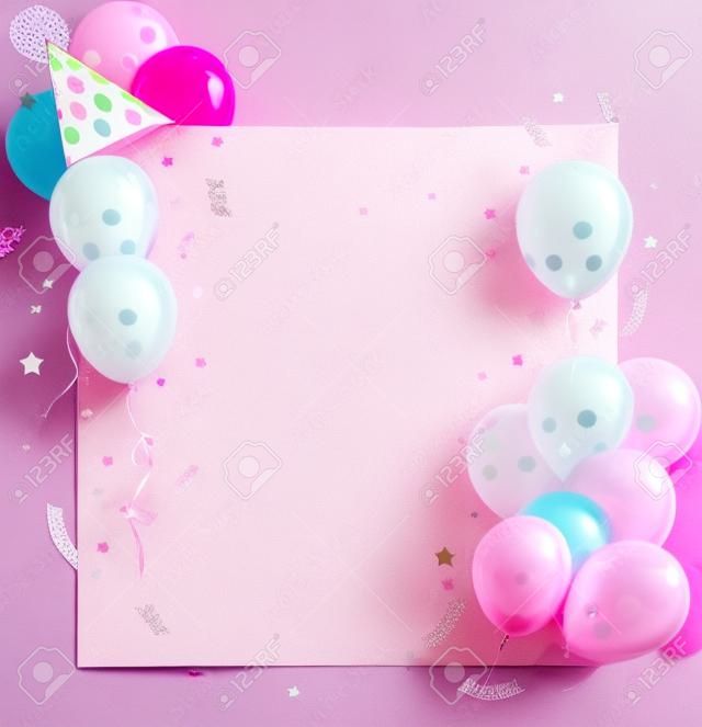 Carte d'anniversaire avec des ballons rose, chapeau et beaucoup d'espace copie.