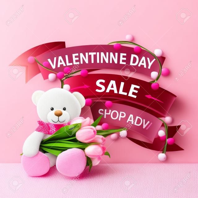 발렌타인 데이 세일, 지금 쇼핑, 분홍색 할인 배너는 화환으로 감싼 리본 형태입니다. 테디베어와 튤립 부케가 있는 고립된 할인 배너