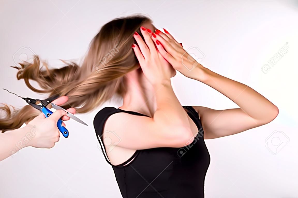 Tagliare i capelli lunghi della ragazza spaventata