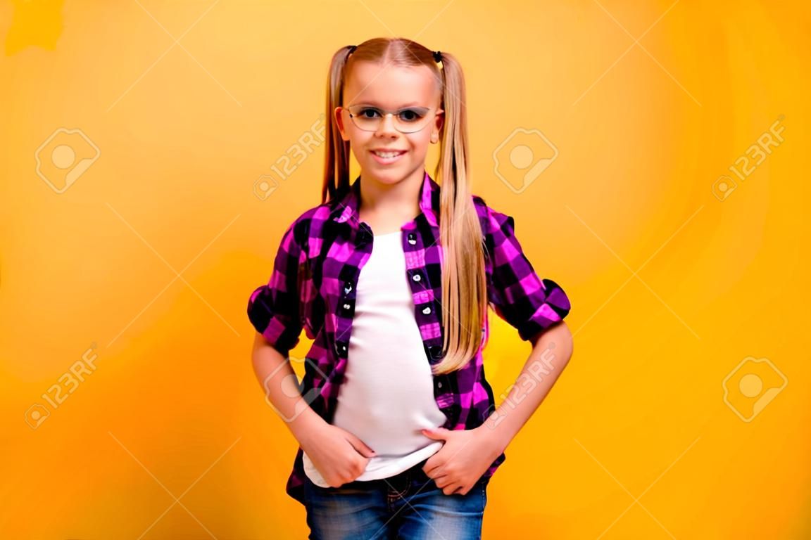 Close-up foto van kleine dame armen zakken blij terug klasse dragen specs geruit shirt jeans denim geïsoleerde gele achtergrond