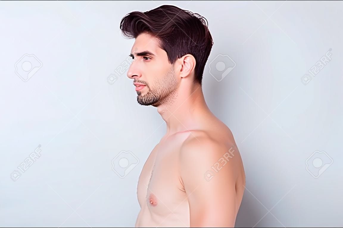 Close-up profilo vista laterale ritratto del suo bel contenuto attraente ben curato calmo ragazzo brunetta perfetta pelle morbida liscia terapia termale isolato su sfondo chiaro colore grigio bianco pastello