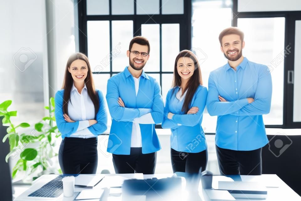 Portret van vier mooie aantrekkelijke vriendelijke inhoud succesvolle vrolijke vrolijke mensen leiders professionele IT-specialisten experts HR recruiters gevouwen armen op de werkplek station kantoor binnen