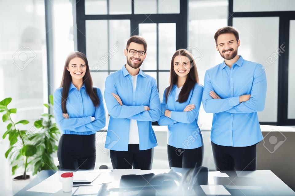 Portret van vier mooie aantrekkelijke vriendelijke inhoud succesvolle vrolijke vrolijke mensen leiders professionele IT-specialisten experts HR recruiters gevouwen armen op de werkplek station kantoor binnen