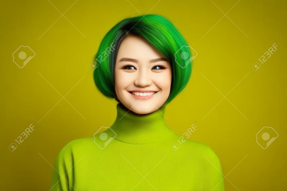 Close-up foto van grappige korte kapsel dame charmante glimlachende goede stemming positieve persoon dragen casual groene coltrui warme trui geïsoleerde gele kleur achtergrond