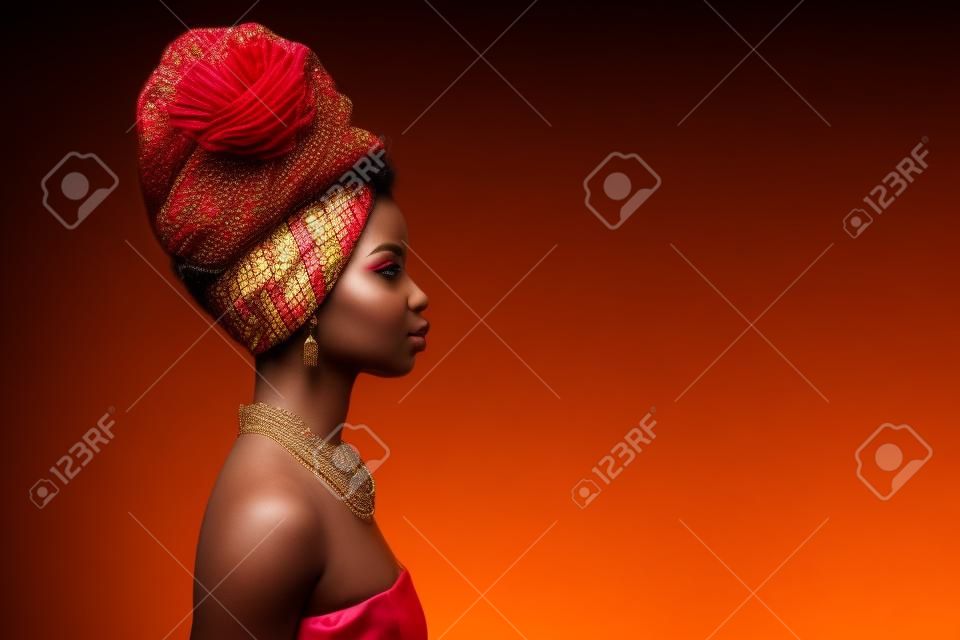 Photo latérale de profil d'une superbe femme afro-américaine regarde l'espace vide porter une tenue traditionnelle isolée sur fond lumineux