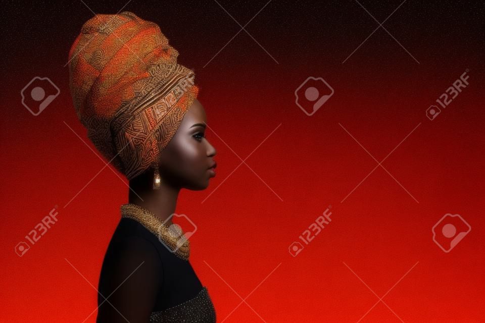 Photo latérale de profil d'une superbe femme afro-américaine regarde l'espace vide porter une tenue traditionnelle isolée sur fond lumineux