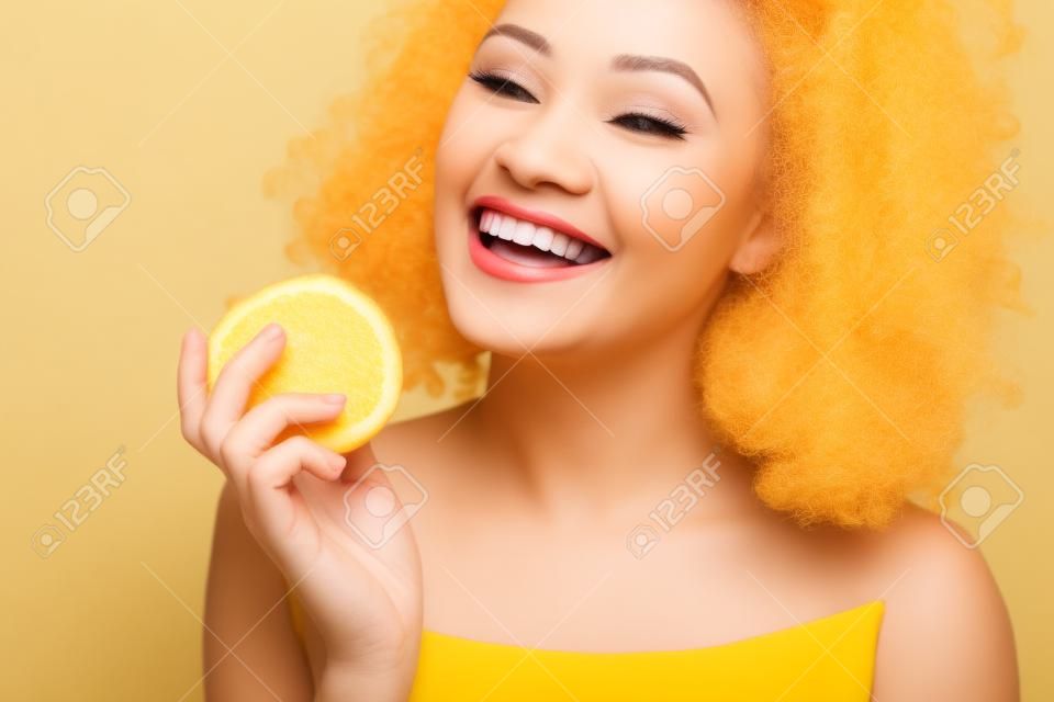 Foto van vrolijke lieve dame dragen niets genieten sappig fruit glimlachen geïsoleerde beige kleur achtergrond