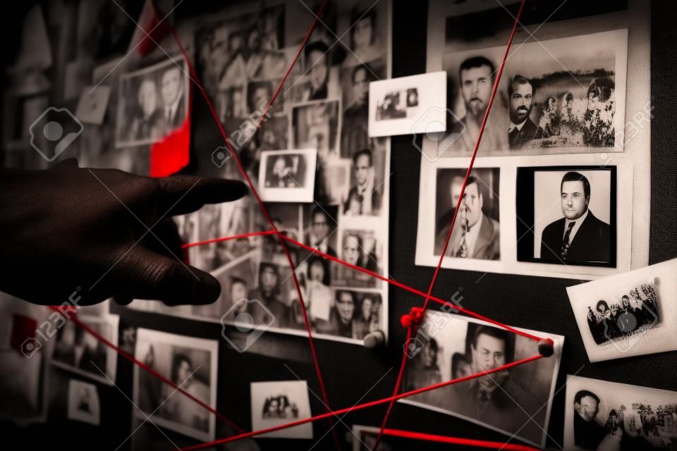 Detektivtafel mit Fotos von mutmaßlichen Kriminellen, Tatorten und Beweisen mit roten Fäden, selektiver Fokus, Retro-Ton