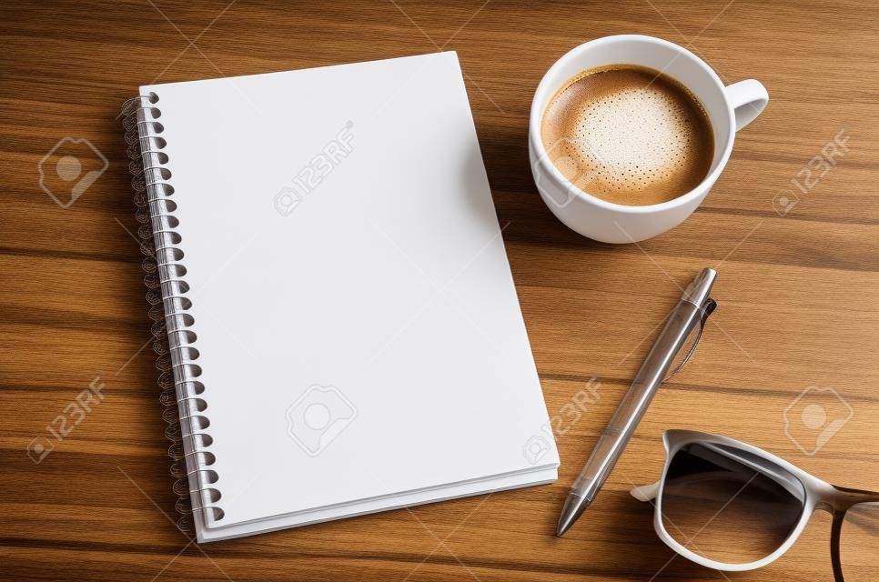 Kopje koffie en notitieblok op tafel