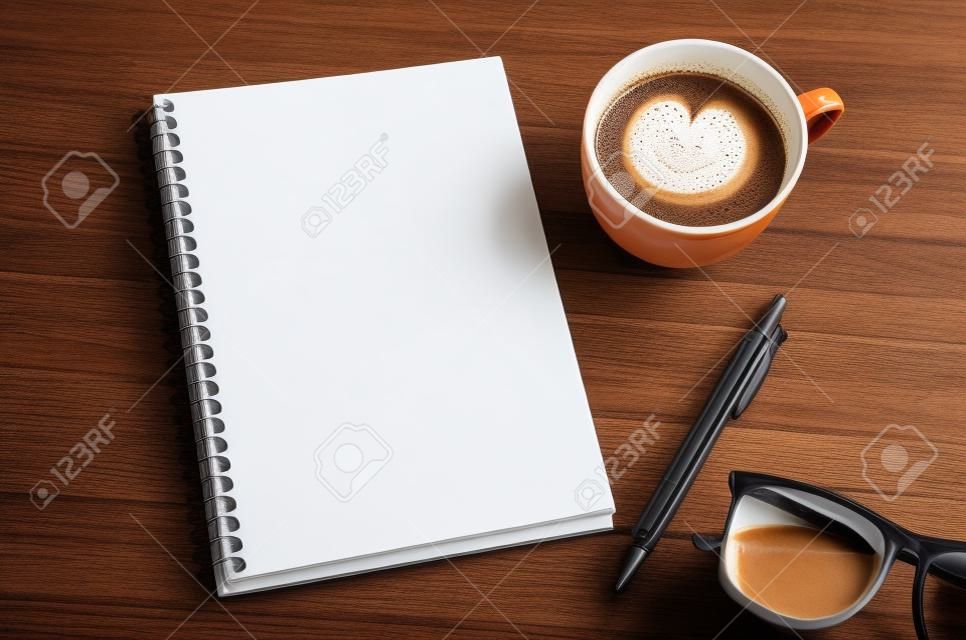 Kopje koffie en notitieblok op tafel