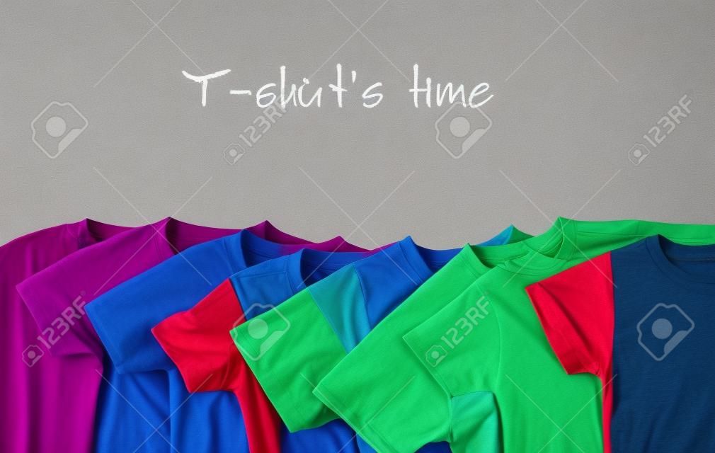 흰색 배경에 다양 한 다채로운 t 셔츠의 컬렉션
