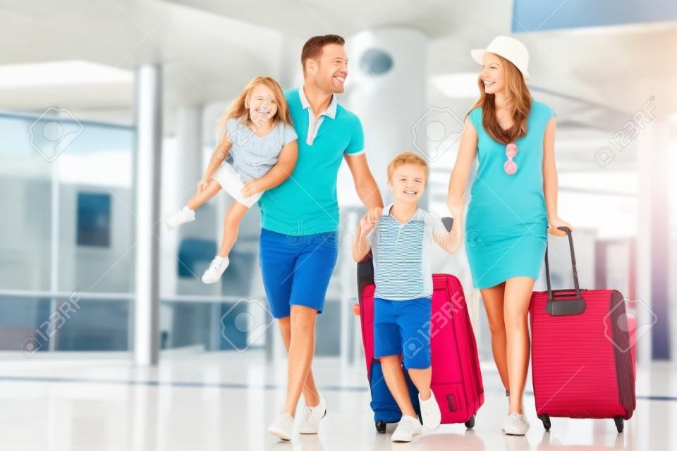 Lachende familie met kinderen op de luchthaven