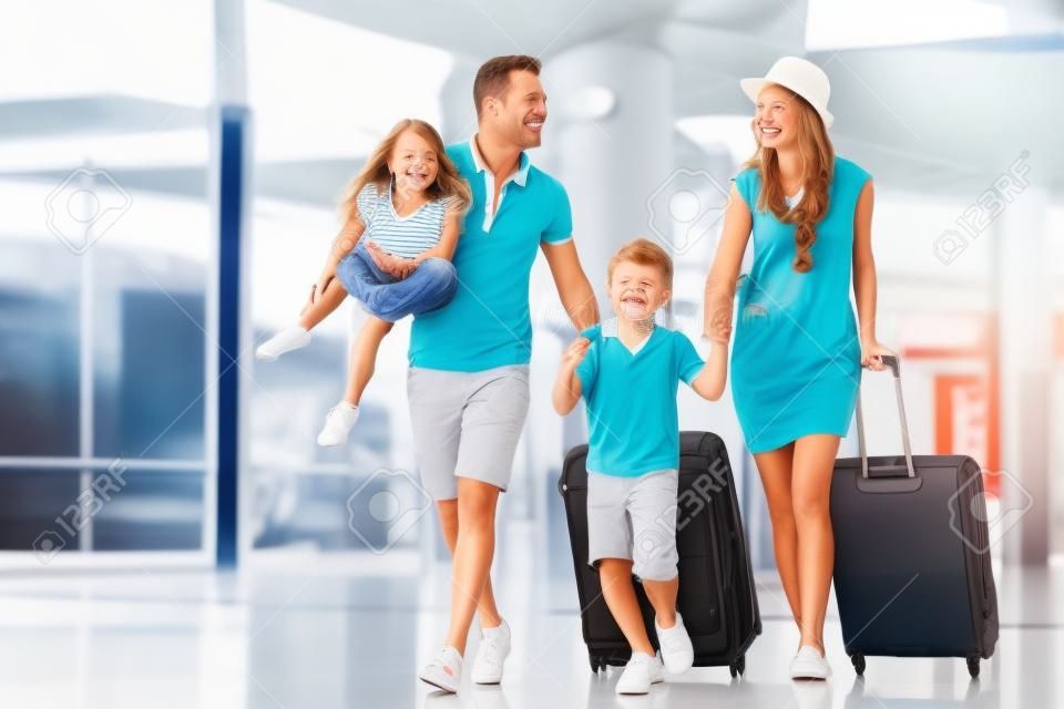 Família sorridente com crianças no aeroporto