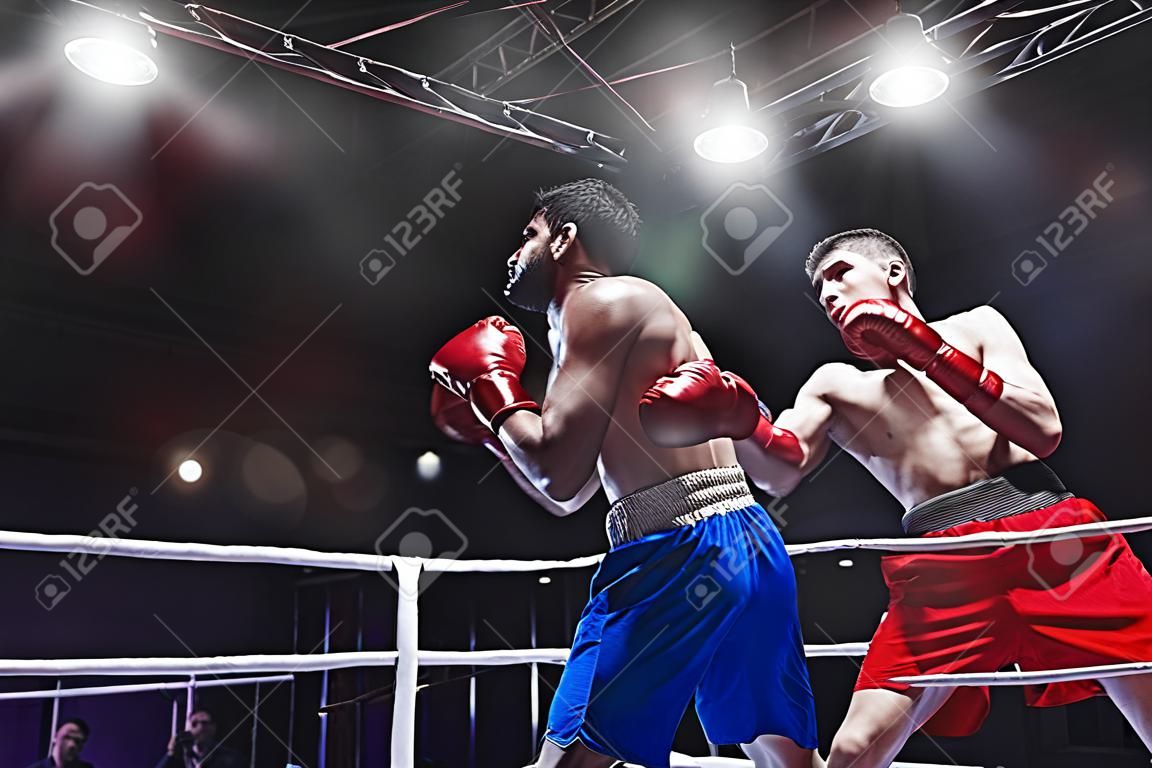 Walka mężczyzn na ringu bokserskim