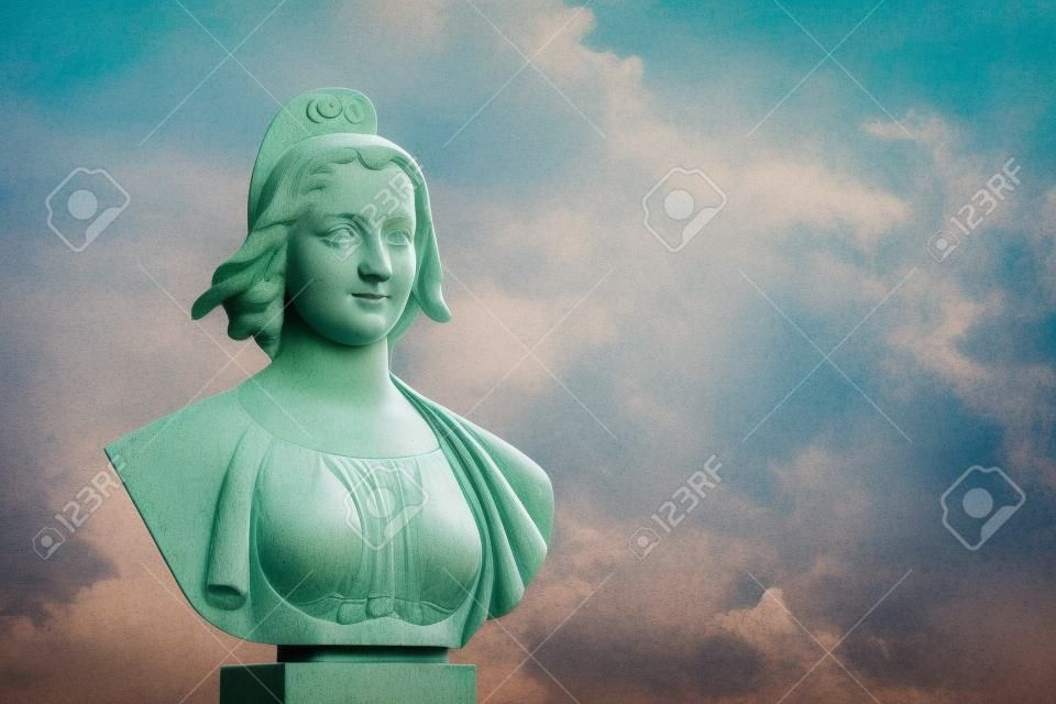 마리안느, 프랑스 공화국 상징, 프랑스 국기 배경의 동상