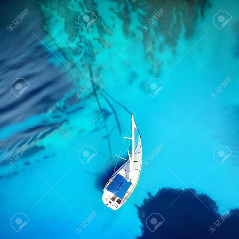 splendida vista di barca, acqua chiara - paradiso dei Caraibi