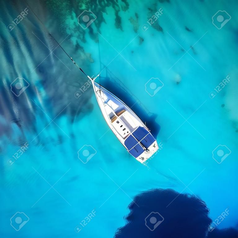 impresionante vista al barco, agua clara - Caribbean Paradise