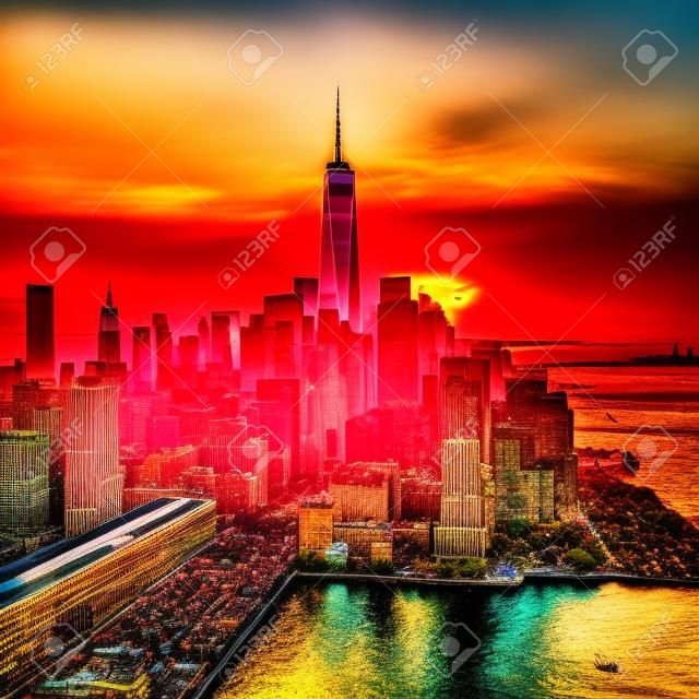 Nowy Jork - piękny kolorowy zachód słońca nad manhattan