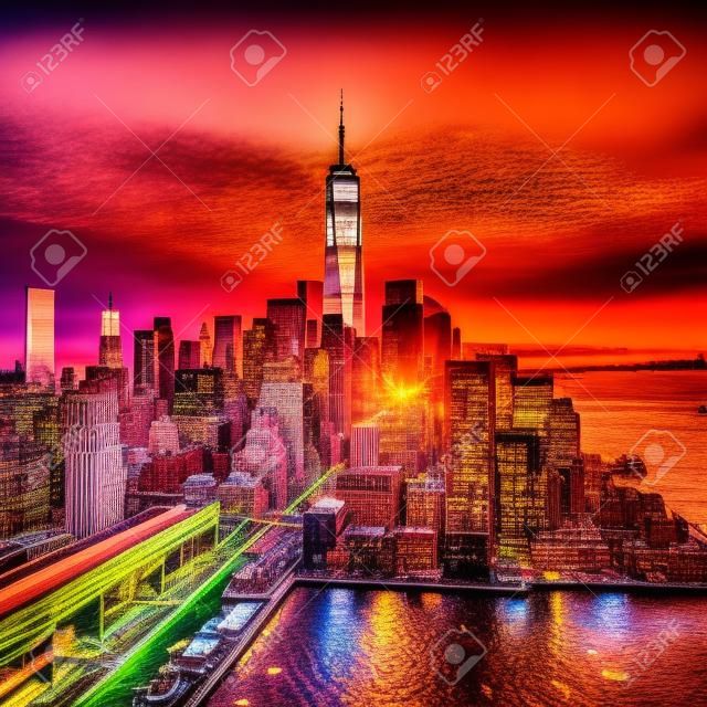 ニューヨーク市のマンハッタンの美しいカラフルな夕日