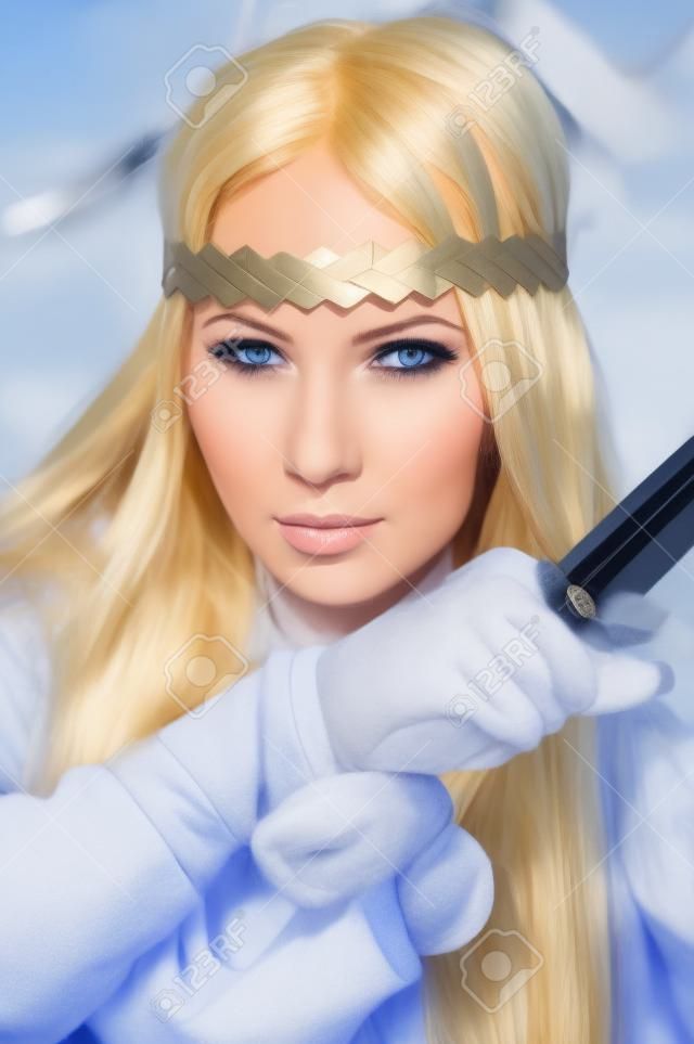 Porträt von blonde Mädchen in der skandinavischen Anzug mit Schwert