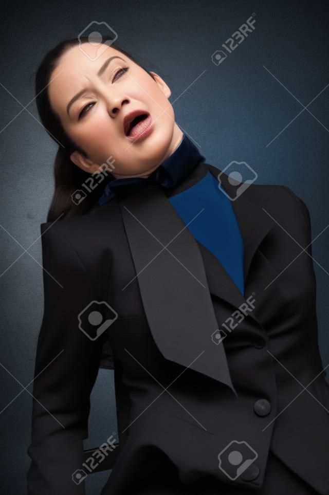 Detective Szene Nachahmung. Leblose Frau in einem schwarzen Anzug
