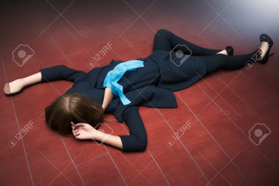 Simulatie plaats delict: college meisje liggend op de vloer