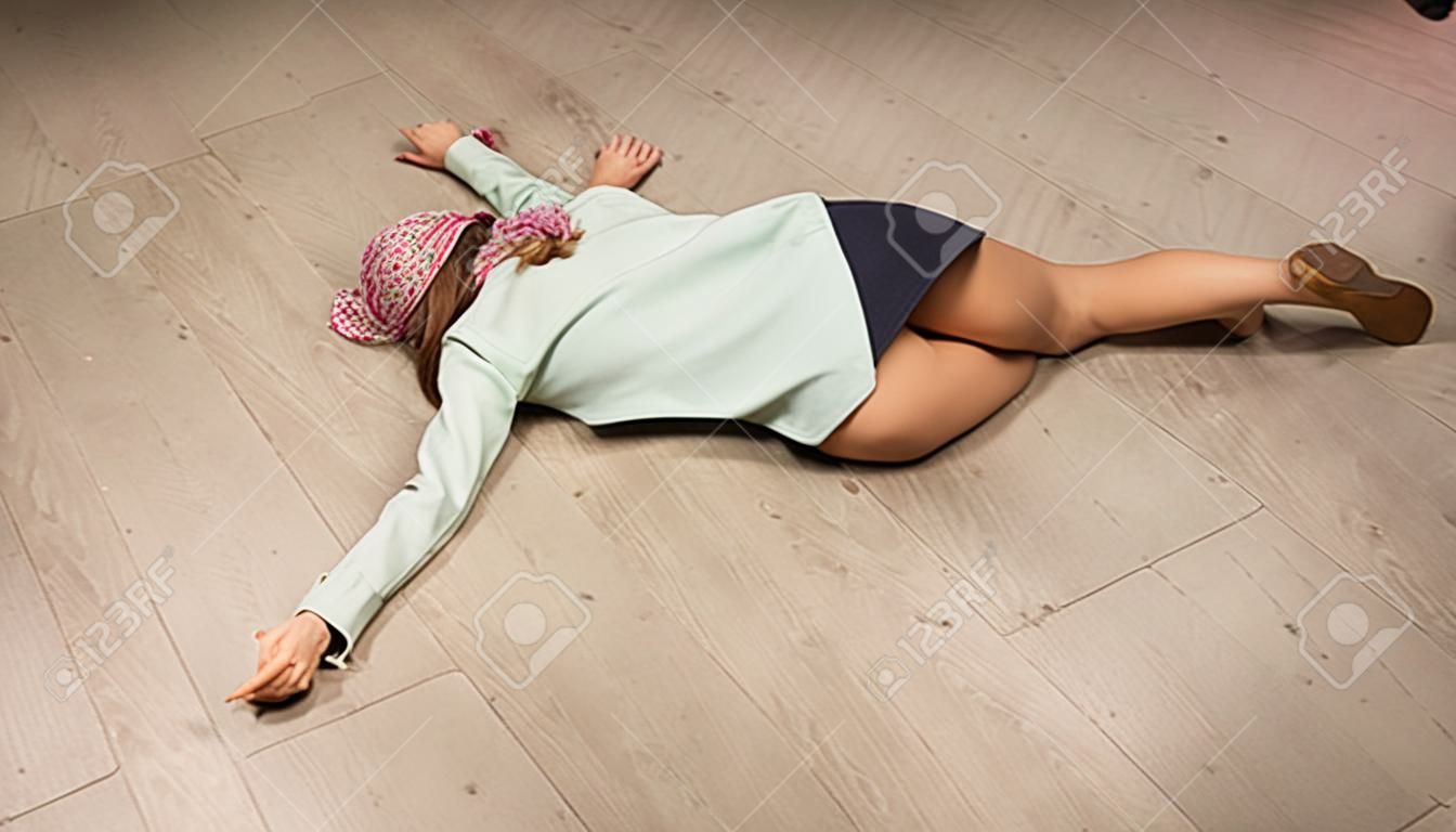 Crimen de simulación escena: niña de colegio tirado en el suelo