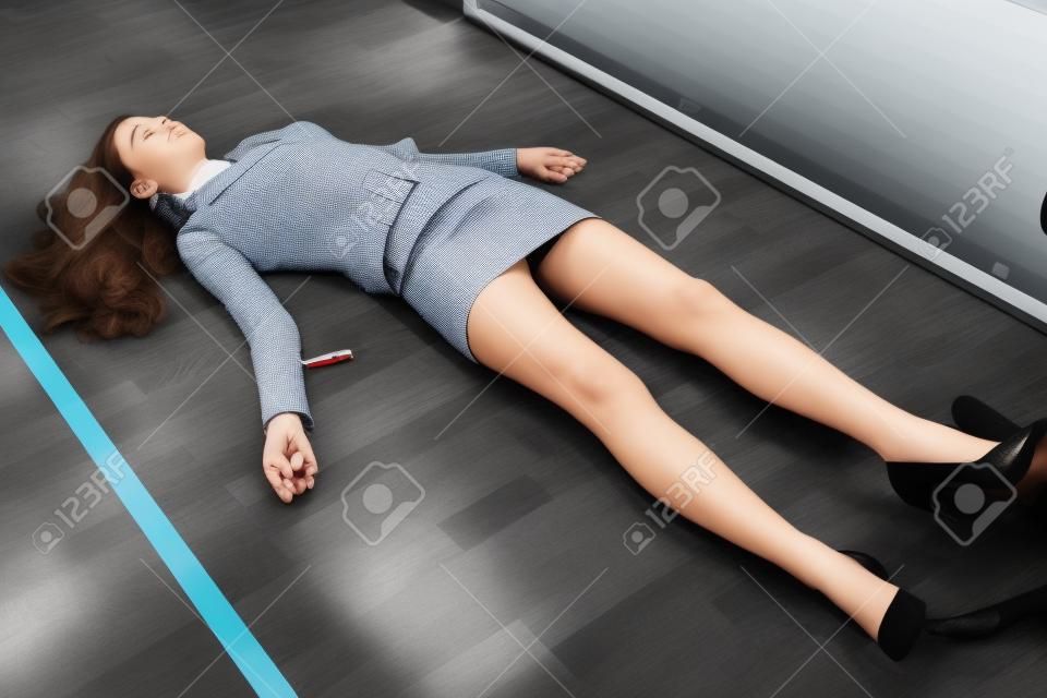 Crime scene in een kantoor met levenloze zakenvrouw liggend op de vloer