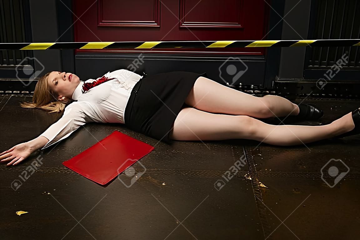 Escena del crimen. Mujer de negocios disparó en el pecho en el viejo ascensor