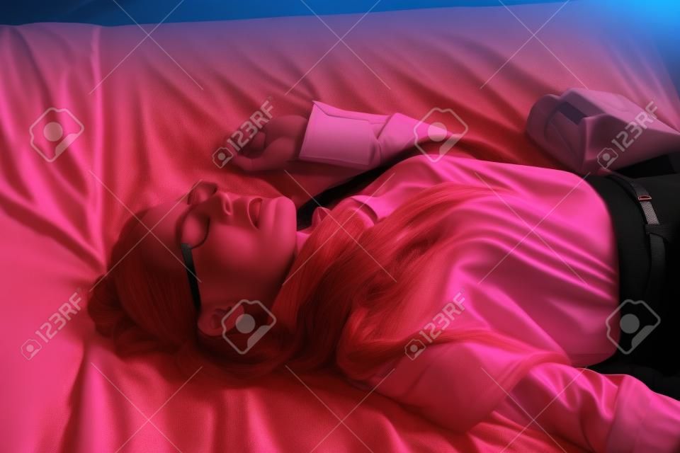 침실에서 교살 된 아름 다운 비즈니스 여자입니다. 범죄 현장 시뮬레이션.