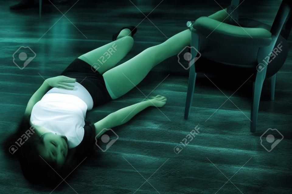 スリラー映画。工場の床に横たわっている無命の無意識の女性