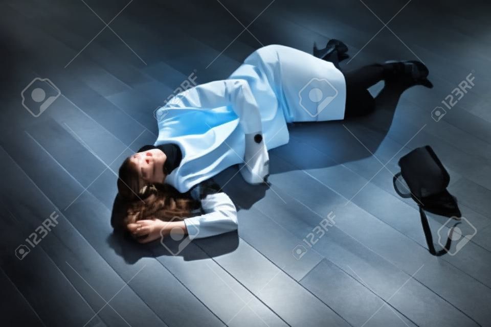 Scena del crimine con una bella donna d'affari strangolata sdraiata sul pavimento