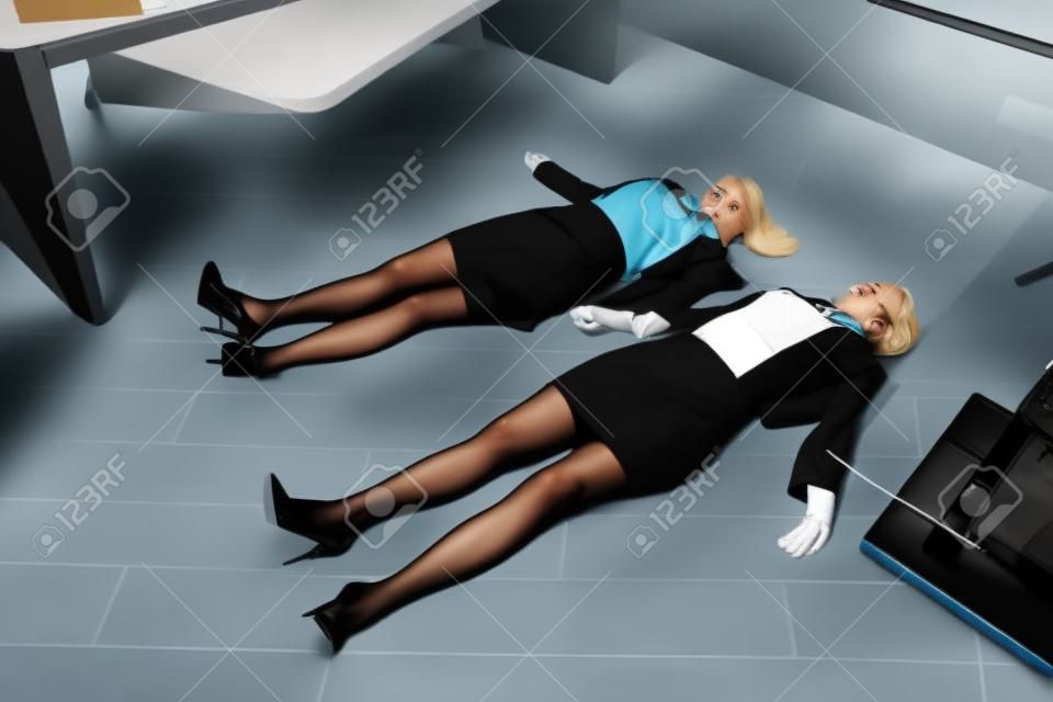 Scena del crimine con due donne d'affari strangolate in ufficio