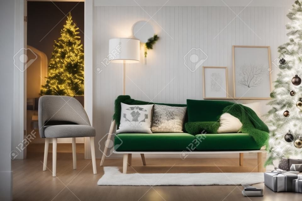 Innenraum des Wohnzimmers mit Sofa und Weihnachtsbaum