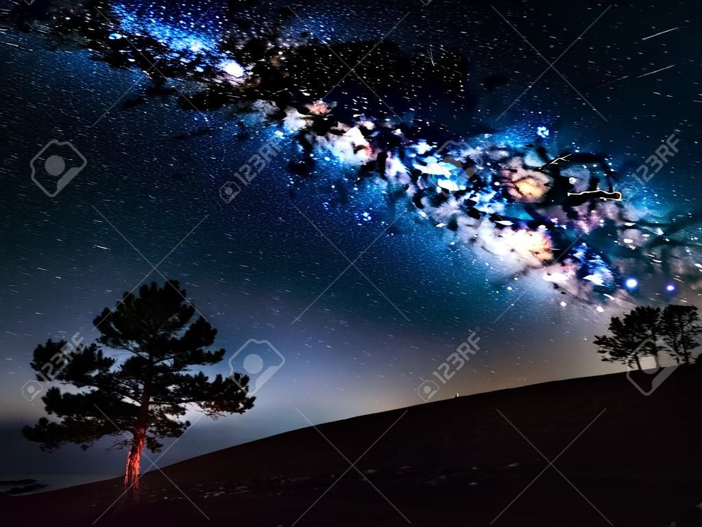 Samanyolu. Kırım'da yıldız ile güzel yaz gece gökyüzü.