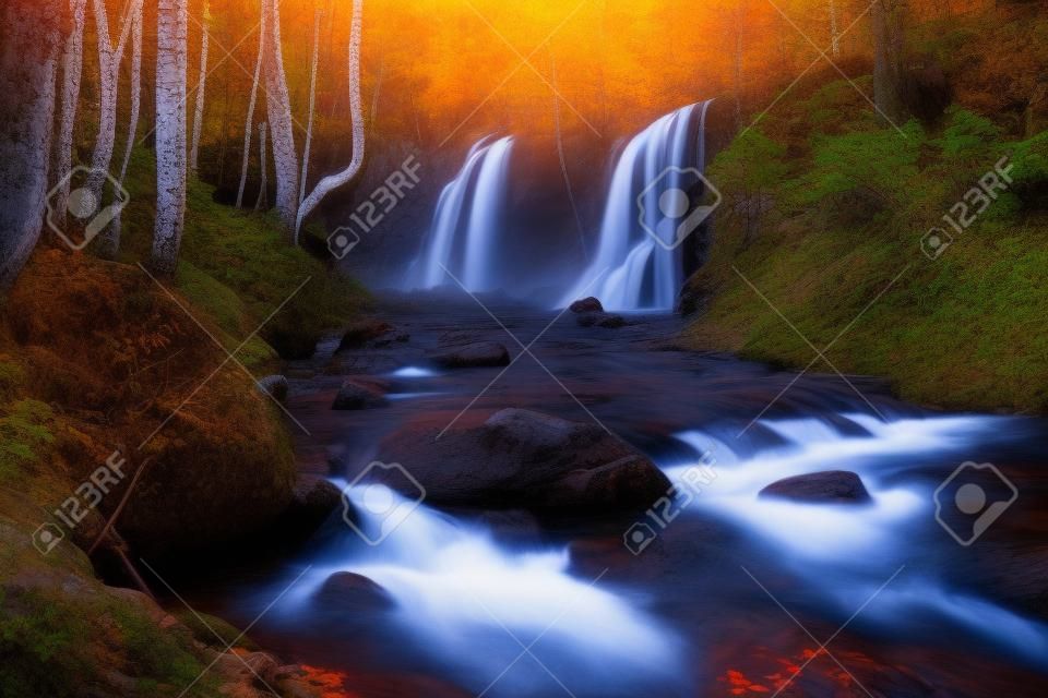 Красивый водопад в осенний лес в Крымских горах на закате. Серебряный поток Водопад в Гранд-Каньон Крыма.