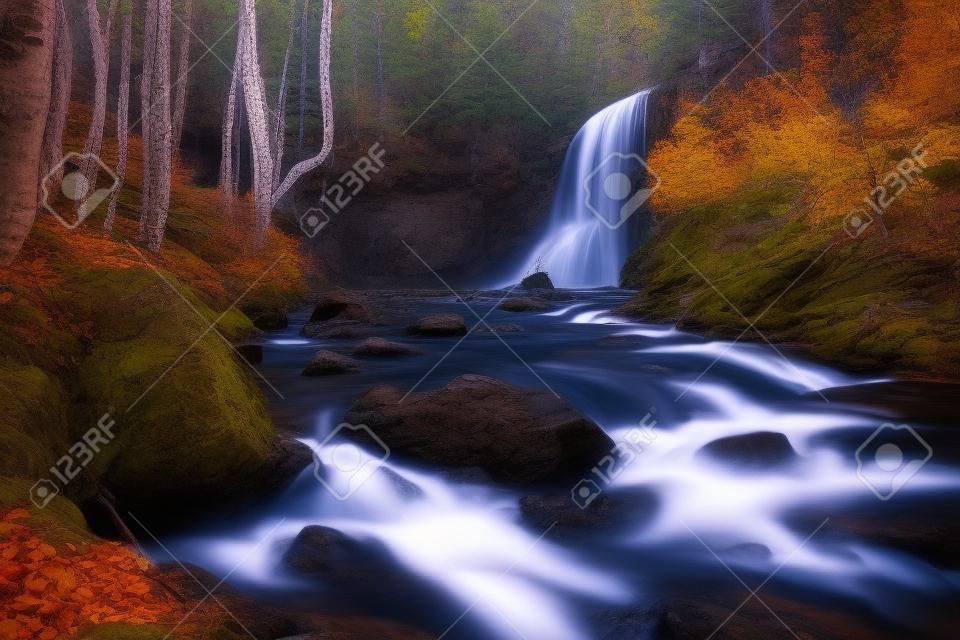 夕暮れ時のクリミア山脈で秋の森で美しい滝。クリミア自治共和国のグランド ・ キャニオンのシルバー ストリーム滝。